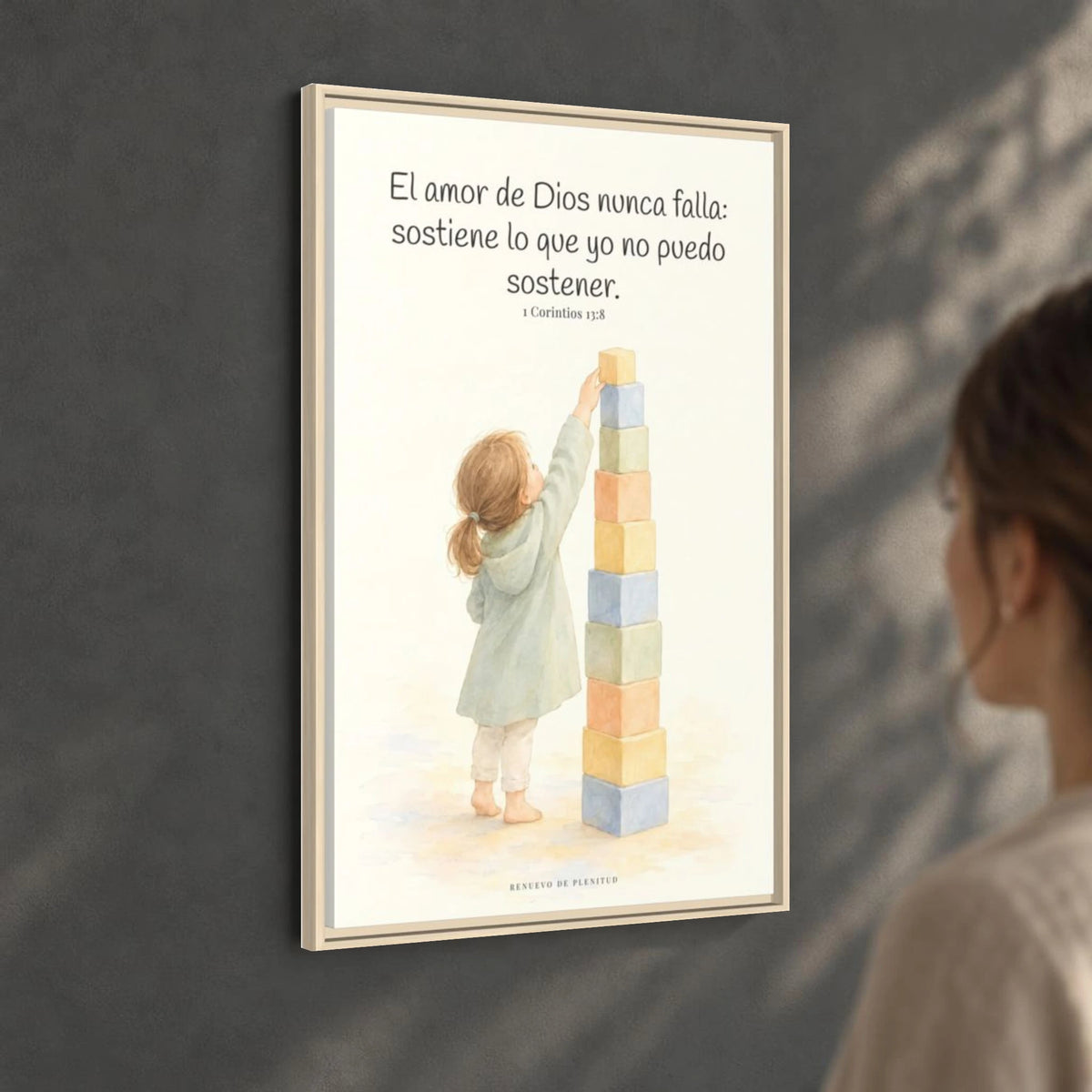 El amor de Dios nunca falla — Lienzo Cristiano Enmarcado | 1 Corintios 13:8 — 24×36 pulgadas, marco natural, vista angular ambiental del marco flotante, escala física calibrada