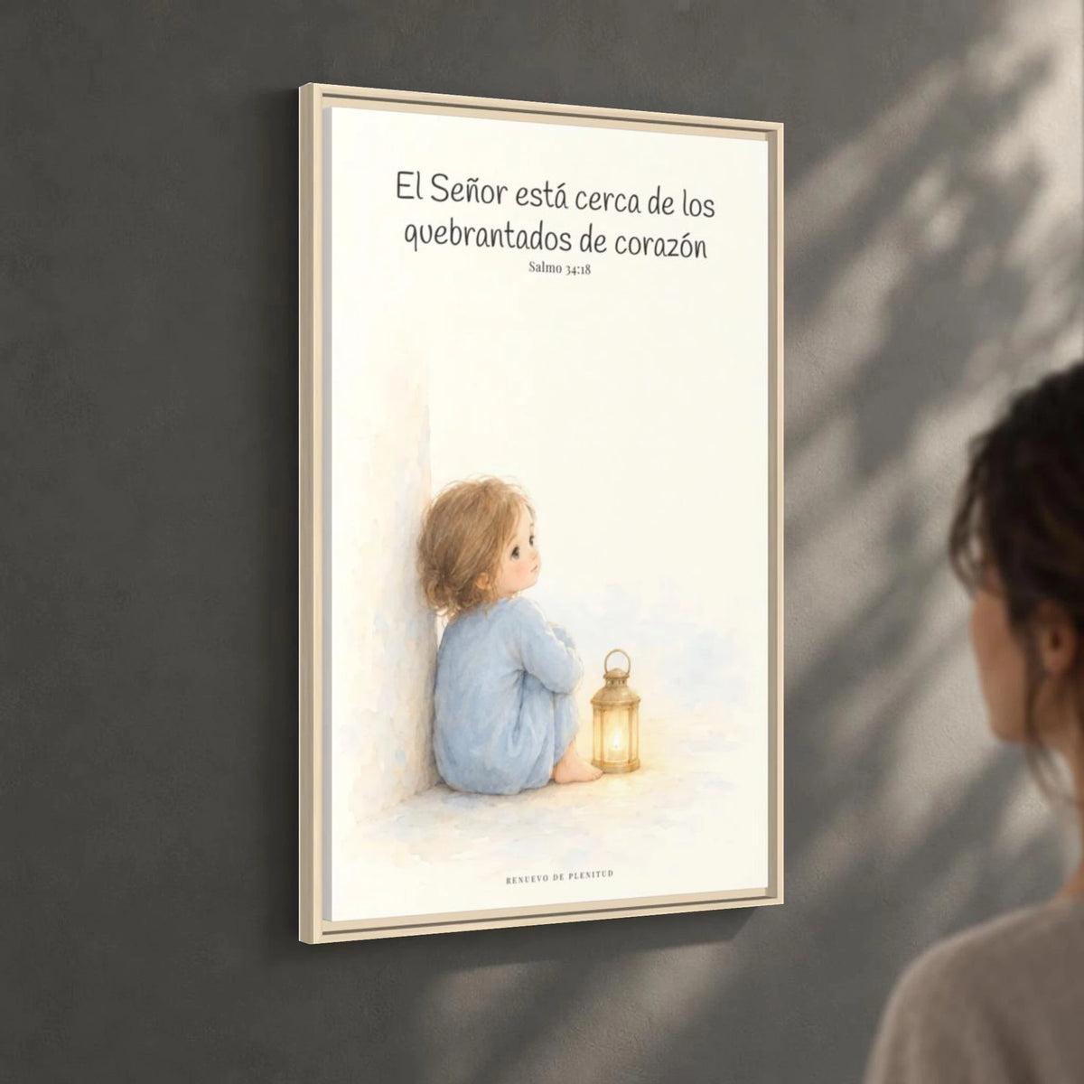 Jehová está cerca de los quebrantados de corazón — Lienzo Cristiano Enmarcado | Salmo 34:18 — 24×36 pulgadas, marco natural, vista angular ambiental del marco flotante, escala física calibrada