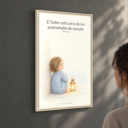 Jehová está cerca de los quebrantados de corazón — Lienzo Cristiano Enmarcado | Salmo 34:18 — 24×36 pulgadas, marco natural, vista angular ambiental del marco flotante, escala física calibrada