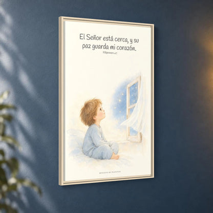 El Señor está cerca de mí | Lienzo bíblico para el hogar | Filipenses 4:7 — 24×36 pulgadas, marco natural, vista angular ambiental del marco flotante, escala física calibrada