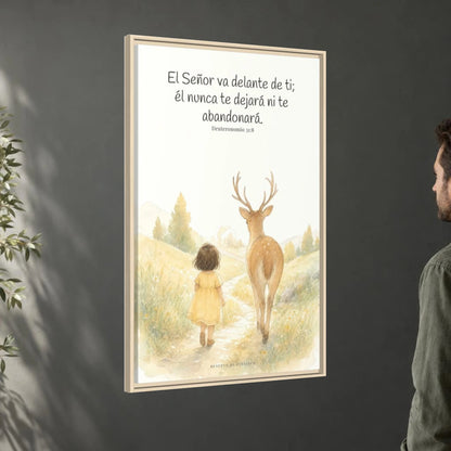 Jehová va delante de ti — Lienzo Cristiano Enmarcado | Deuteronomio 31:8 — 24×36 pulgadas, marco natural, vista angular ambiental del marco flotante, escala física calibrada