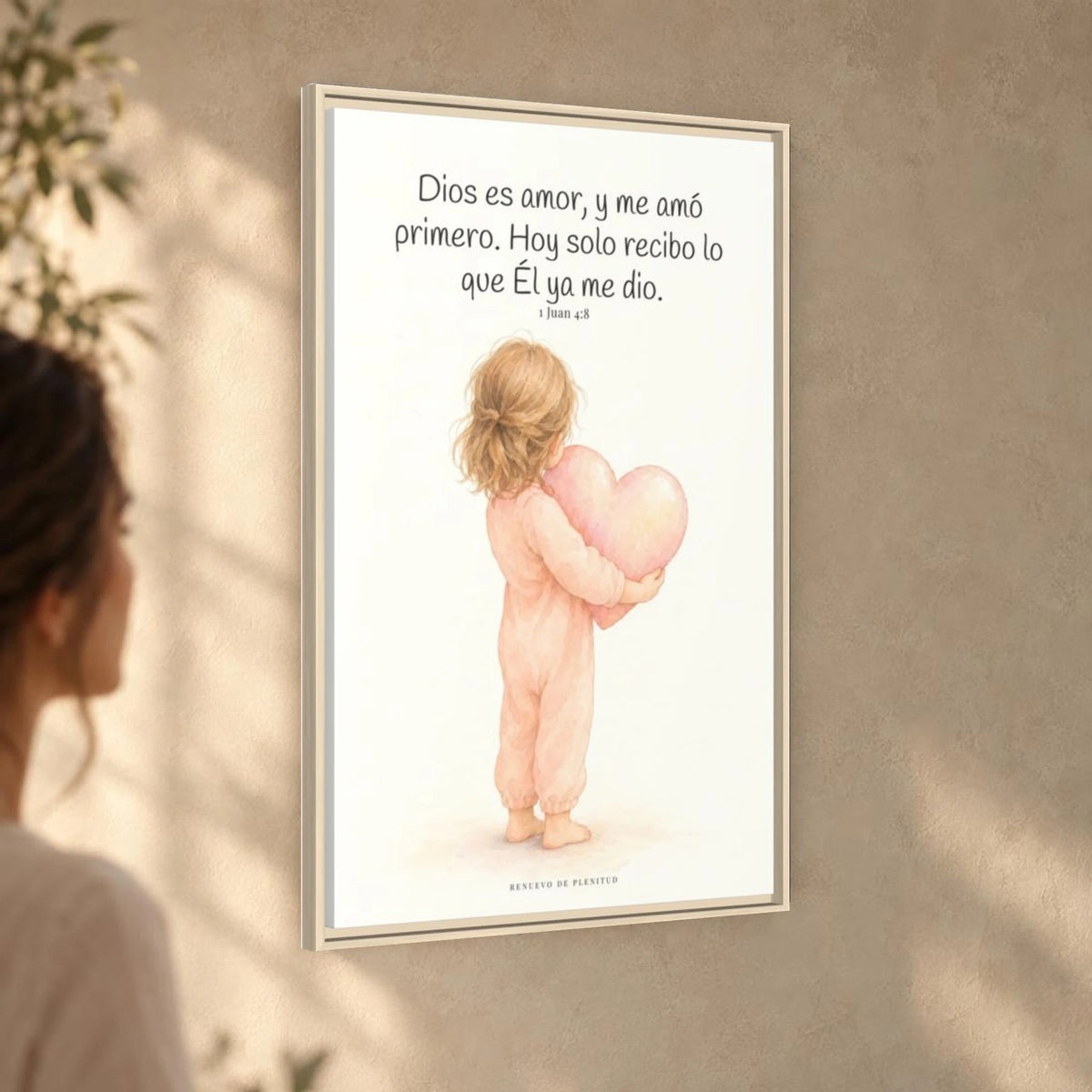 Dios es amor, y me amó primero — Lienzo Cristiano Enmarcado | 1 Juan 4:8 — 24×36 pulgadas, marco natural, vista angular ambiental del marco flotante, escala física calibrada