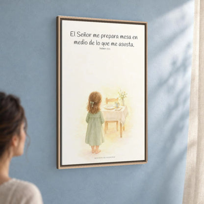 En mesa servida delante de mis angustias | Lienzo bíblico para el hogar | Salmo 23:5 — 24×36 pulgadas, marco natural, vista angular ambiental del marco flotante, escala física calibrada