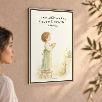 El amor de Dios me hace suyo | Cuadro de fe enmarcado | Efesios 5:1 — 24×36 pulgadas, marco natural, vista angular ambiental del marco flotante, escala física calibrada