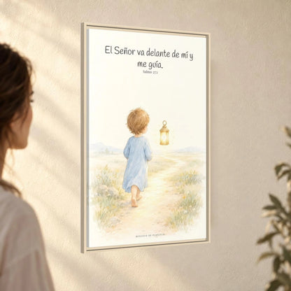 El Señor va delante de mí — Lienzo Cristiano Enmarcado | Salmo 27:1 — 24×36 pulgadas, marco natural, vista angular ambiental del marco flotante, escala física calibrada