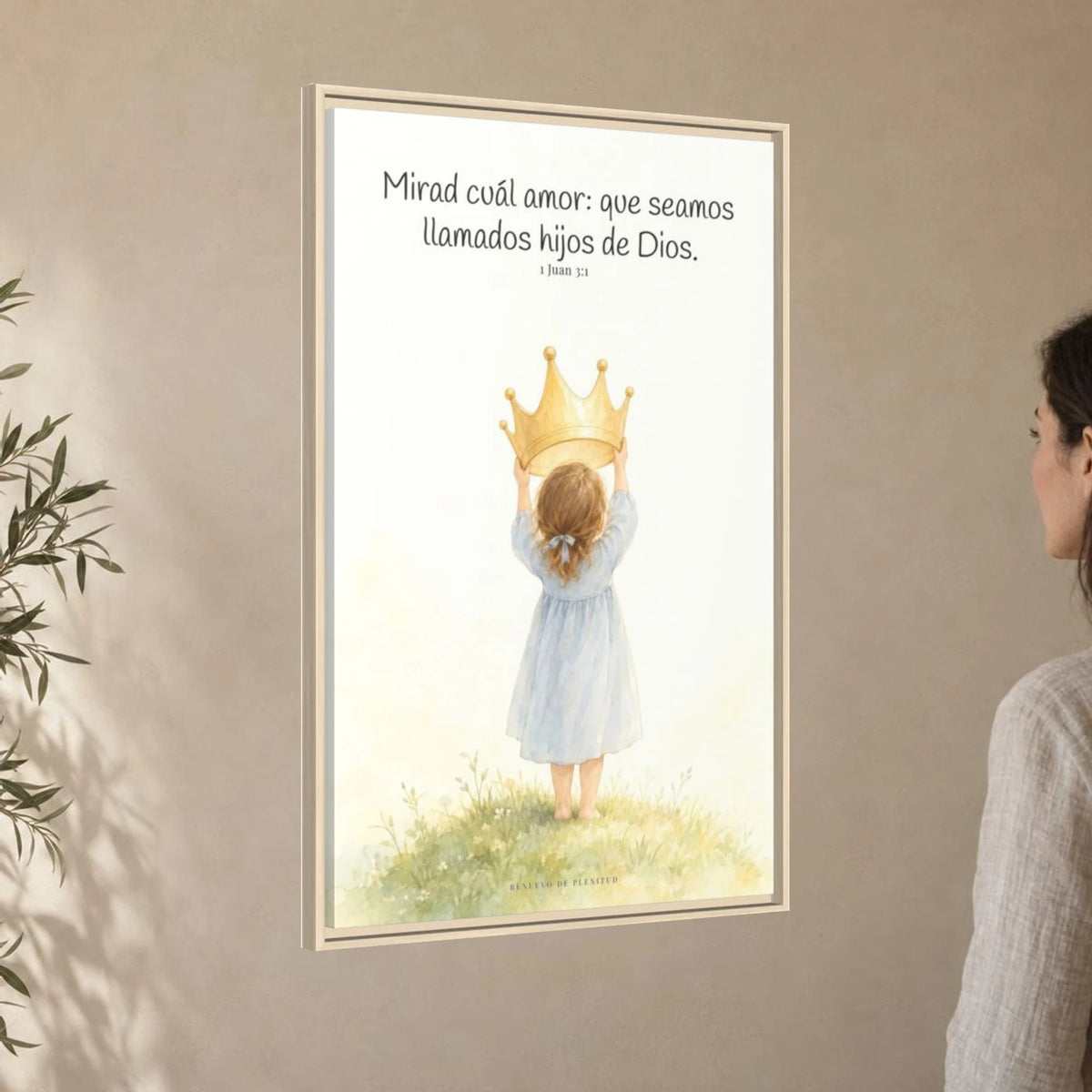 Soy hija amada de Dios — Lienzo Cristiano Enmarcado | 1 Juan 3:1 — 24×36 pulgadas, marco natural, vista angular ambiental del marco flotante, escala física calibrada