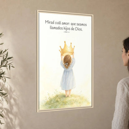 Soy hija amada de Dios — Lienzo Cristiano Enmarcado | 1 Juan 3:1 — 24×36 pulgadas, marco natural, vista angular ambiental del marco flotante, escala física calibrada