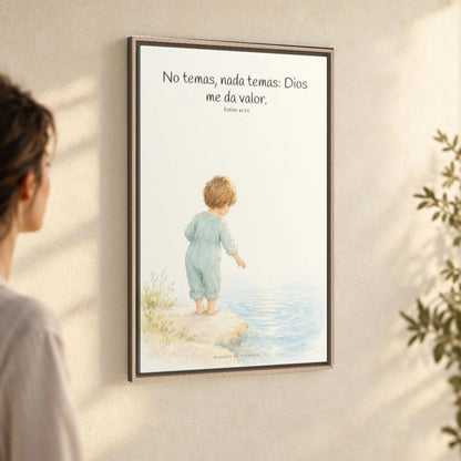 Dios me da valor cuando tiemblo | Arte bíblico para pared | Isaías 41:10 — 24×36 pulgadas, marco natural, vista angular ambiental del marco flotante, escala física calibrada