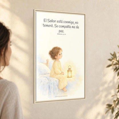 El Señor está conmigo, no temeré — Lienzo Cristiano Enmarcado | Hebreos 13:5-6 — 24×36 pulgadas, marco natural, vista angular ambiental del marco flotante, escala física calibrada