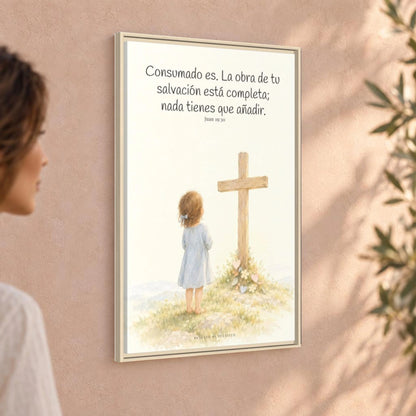 Consumado es: ya nada falta en la obra de Cristo — Lienzo Cristiano Enmarcado | Juan 19:30 — 24×36 pulgadas, marco natural, vista angular ambiental del marco flotante, escala física calibrada