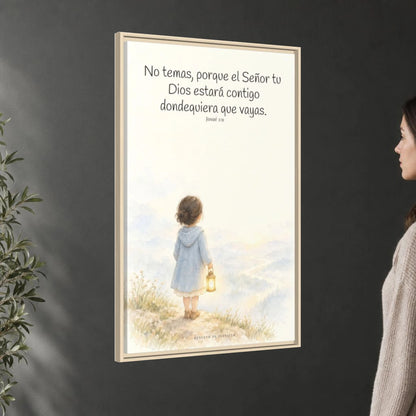Jehová tu Dios estará contigo — Lienzo Cristiano Enmarcado | Josué 1:9 — 24×36 pulgadas, marco natural, vista angular ambiental del marco flotante, escala física calibrada
