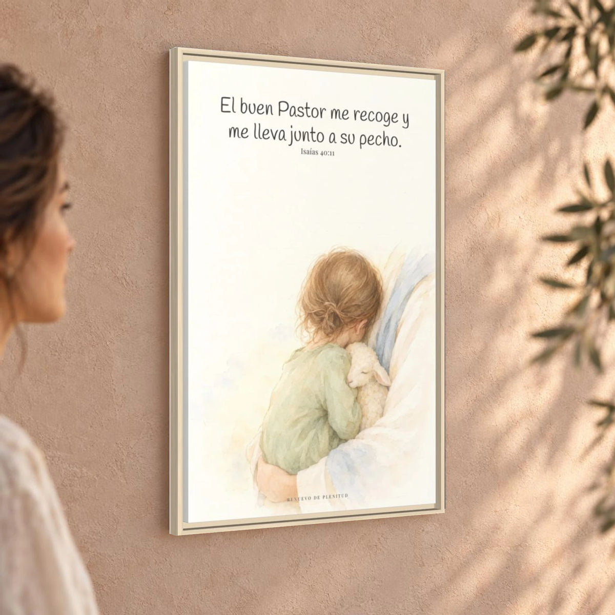 El buen Pastor me lleva junto a su corazón — Lienzo Cristiano Enmarcado | Isaías 40:11 — 24×36 pulgadas, marco natural, vista angular ambiental del marco flotante, escala física calibrada