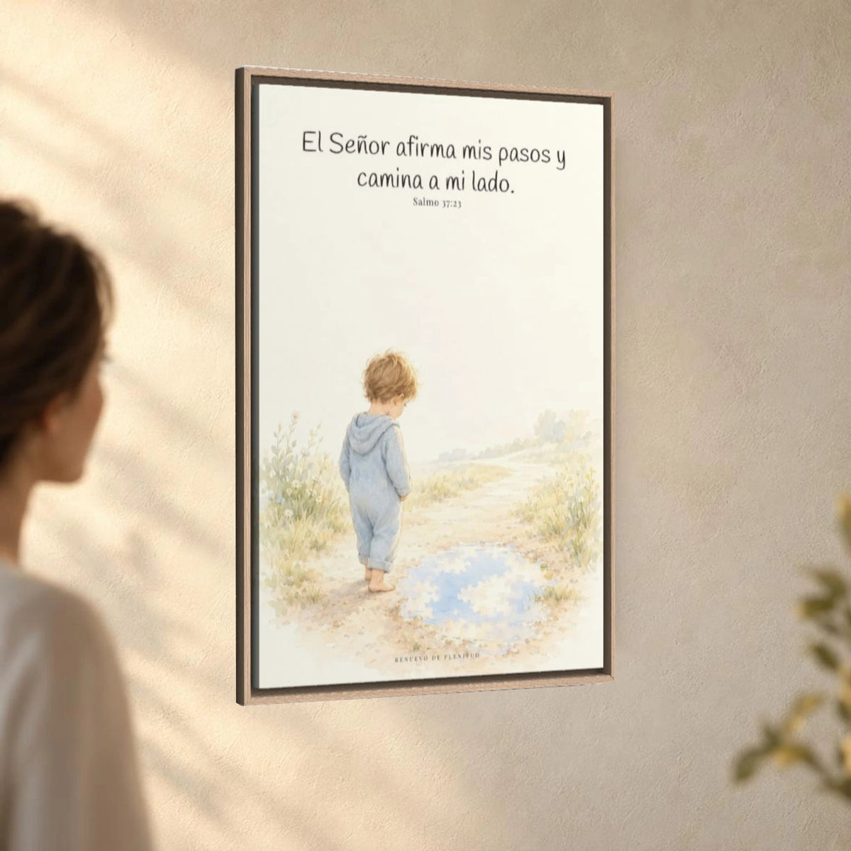 Dios camina a mi lado | Lienzo cristiano decorativo | Salmo 37:23 — 24×36 pulgadas, marco natural, vista angular ambiental del marco flotante, escala física calibrada