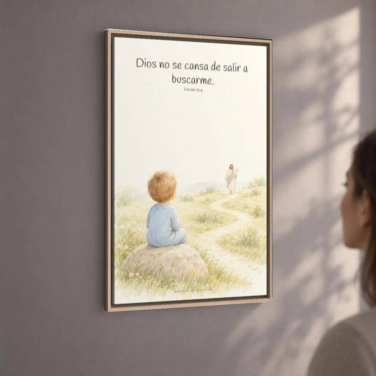 Dios no se cansa de buscarme | Lienzo de fe para el hogar | Lucas 15:4 — 24×36 pulgadas, marco natural, vista angular ambiental del marco flotante, escala física calibrada