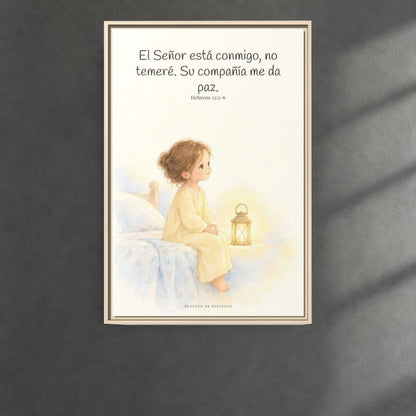 El Señor está conmigo, no temeré — Lienzo Cristiano Enmarcado | Hebreos 13:5-6 — 24×36 pulgadas, marco natural, vista frontal ambiental, escala física calibrada