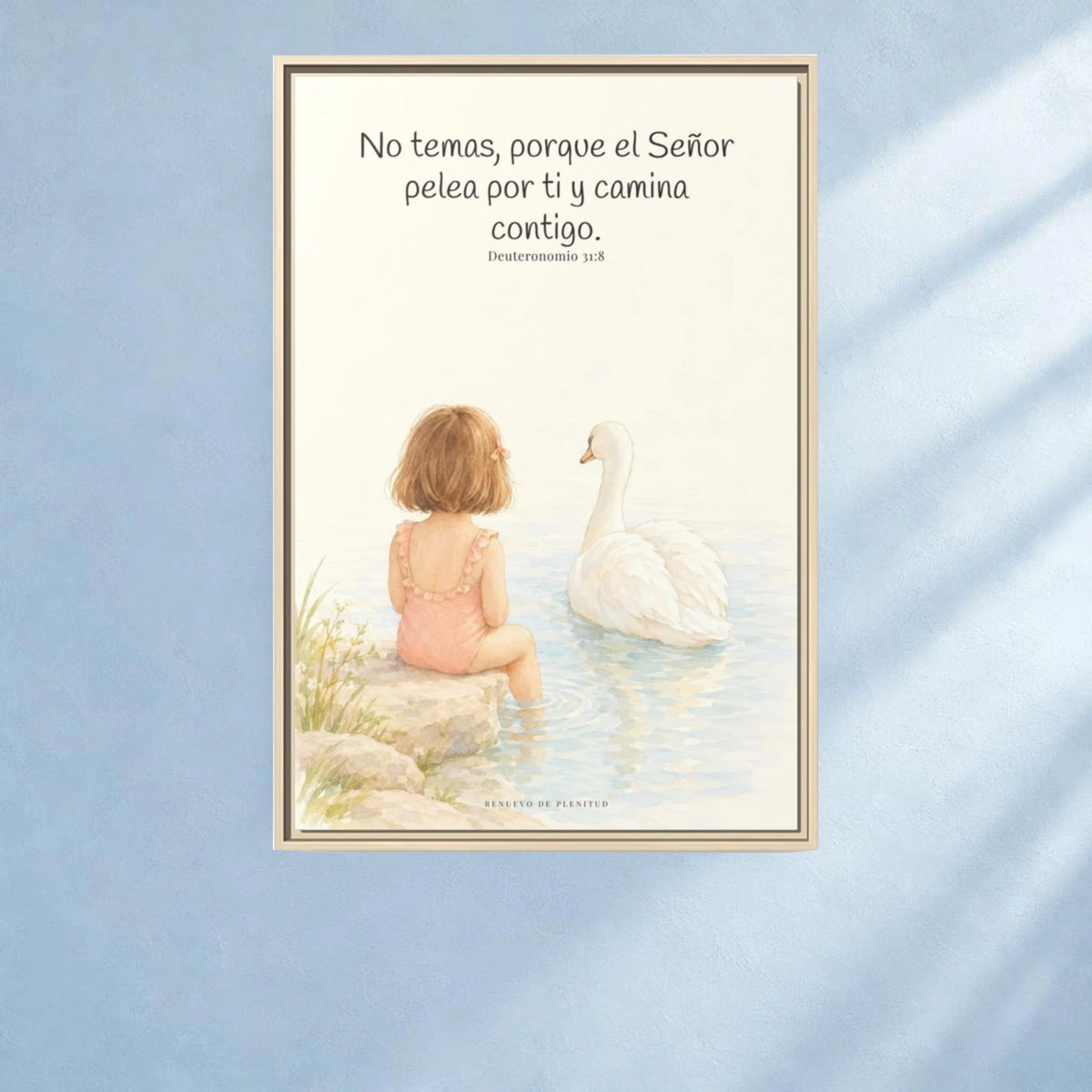 El Señor no tiene miedo de lo que viene | Lienzo bíblico para el hogar | Deuteronomio 31:8 — 24×36 pulgadas, marco natural, vista frontal ambiental, escala física calibrada