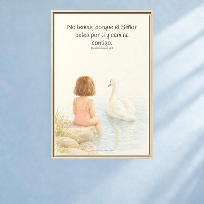 El Señor no tiene miedo de lo que viene | Lienzo bíblico para el hogar | Deuteronomio 31:8 — 24×36 pulgadas, marco natural, vista frontal ambiental, escala física calibrada