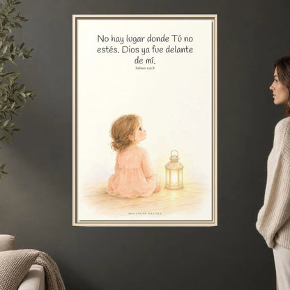 Si en las tinieblas me acuesto, allí estás Tú — Lienzo Cristiano Enmarcado | Salmo 139:8 — 24×36 pulgadas, marco natural, vista frontal ambiental, escala física calibrada