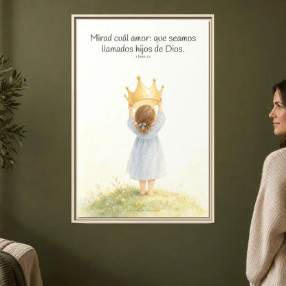 Soy hija amada de Dios — Lienzo Cristiano Enmarcado | 1 Juan 3:1 — 24×36 pulgadas, marco natural, vista frontal ambiental, escala física calibrada