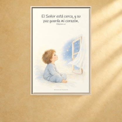 El Señor está cerca de mí | Lienzo bíblico para el hogar | Filipenses 4:7 — 24×36 pulgadas, marco natural, vista frontal ambiental, escala física calibrada
