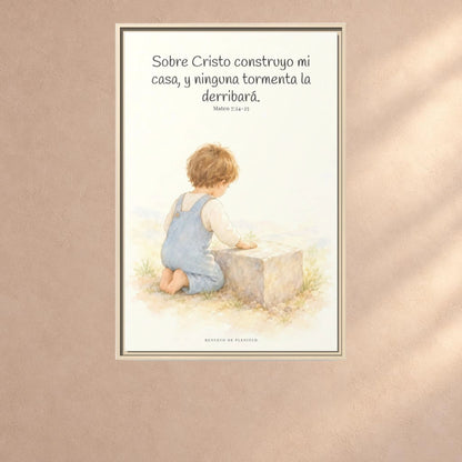 Sobre Cristo construyo mi casa — Lienzo Cristiano Enmarcado | Mateo 7:24-25 — 24×36 pulgadas, marco natural, vista frontal ambiental, escala física calibrada