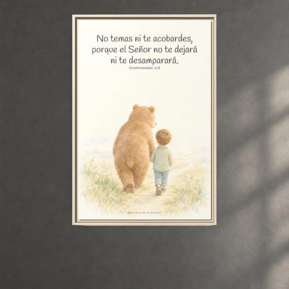 El Señor no te dejará solo — Lienzo Cristiano Enmarcado | Deuteronomio 31:8 — 24×36 pulgadas, marco natural, vista frontal ambiental, escala física calibrada