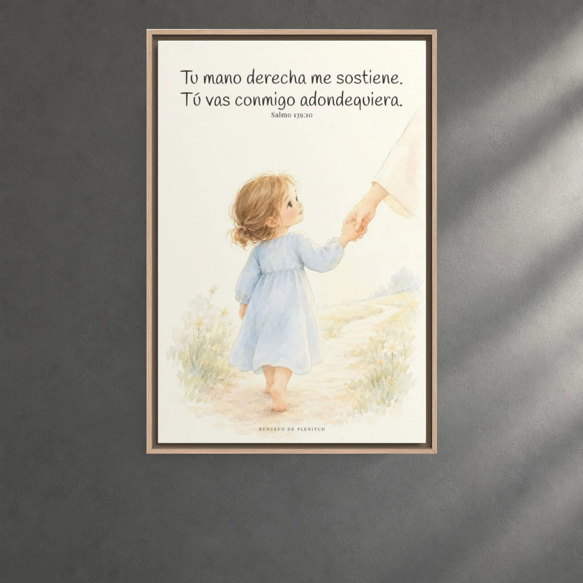 Tu mano me guía por el camino | Lienzo cristiano decorativo | Salmo 139:10 — 24×36 pulgadas, marco natural, vista frontal ambiental, escala física calibrada