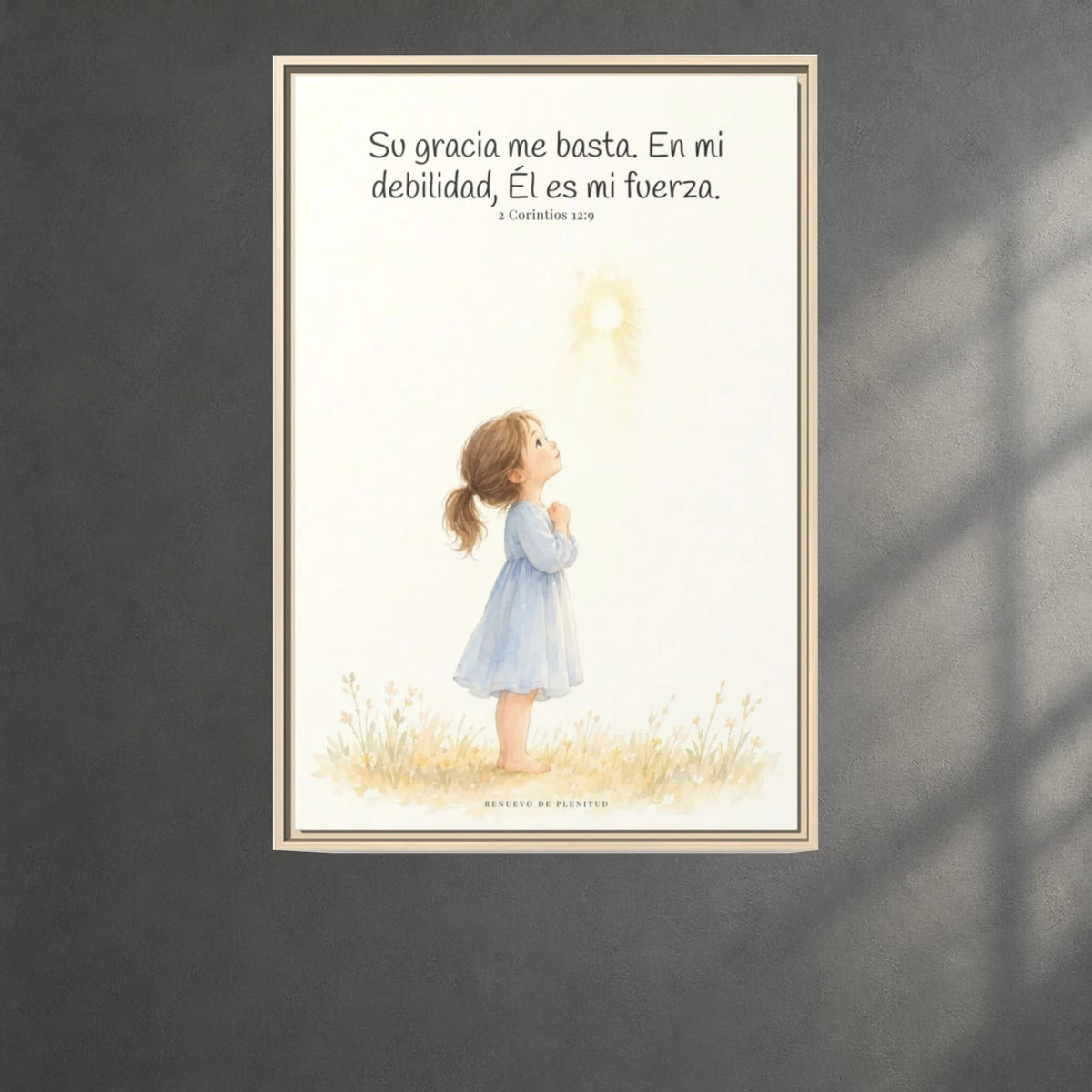 Su gracia me basta — Lienzo Cristiano Enmarcado | 2 Corintios 12:9 — 24×36 pulgadas, marco natural, vista frontal ambiental, escala física calibrada