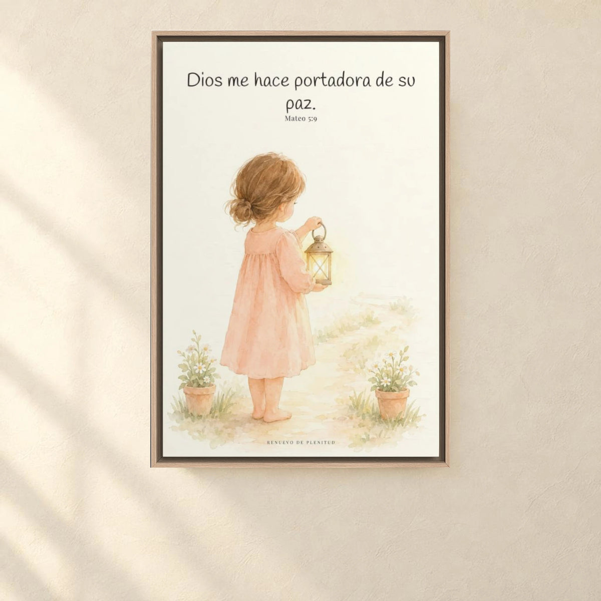 Dios me hace portadora de su paz | Lienzo bíblico para el hogar | Mateo 5:9 — 24×36 pulgadas, marco natural, vista frontal ambiental, escala física calibrada