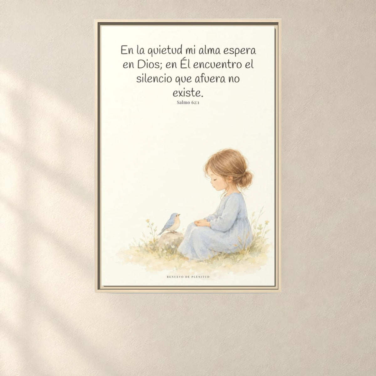 En la quietud, mi alma espera en Dios | Arte de fe en lienzo | Salmo 62:1 — 24×36 pulgadas, marco natural, vista frontal ambiental, escala física calibrada