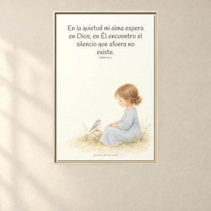 En la quietud, mi alma espera en Dios | Arte de fe en lienzo | Salmo 62:1 — 24×36 pulgadas, marco natural, vista frontal ambiental, escala física calibrada