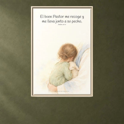 El buen Pastor me lleva junto a su corazón — Lienzo Cristiano Enmarcado | Isaías 40:11 — 24×36 pulgadas, marco natural, vista frontal ambiental, escala física calibrada