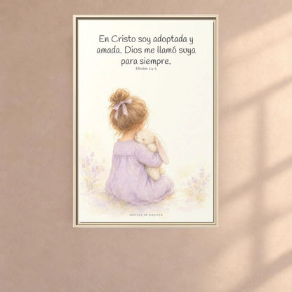 Soy hija amada de Dios en Cristo — Lienzo Cristiano Enmarcado | Efesios 1:4-5 — 24×36 pulgadas, marco natural, vista frontal ambiental, escala física calibrada