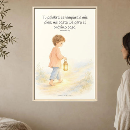 Lámpara es tu palabra a mis pies — Lienzo Cristiano Enmarcado | Salmo 119:105 — 24×36 pulgadas, marco natural, vista frontal ambiental, escala física calibrada