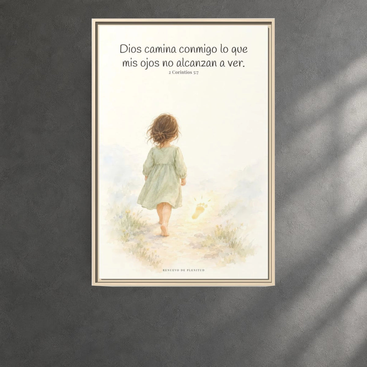 Dios camina conmigo lo que no puedo ver | Lienzo bíblico para el hogar | 2 Corintios 5:7 — 24×36 pulgadas, marco natural, vista frontal ambiental, escala física calibrada