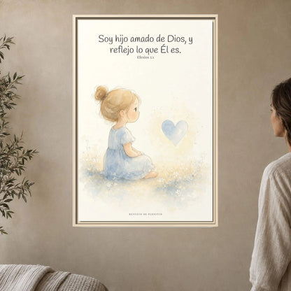 Soy hijo amado de Dios — Lienzo Cristiano Enmarcado | Efesios 5:1 — 24×36 pulgadas, marco natural, vista frontal ambiental, escala física calibrada