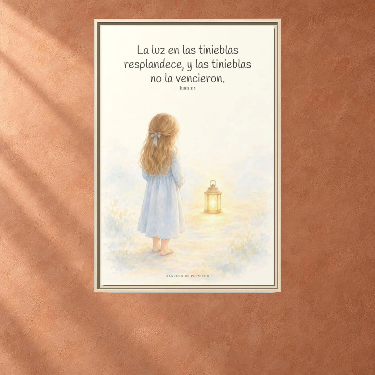 La luz de Dios brilla en mis tinieblas — Lienzo Cristiano Enmarcado | Juan 1:5 — 24×36 pulgadas, marco natural, vista frontal ambiental, escala física calibrada