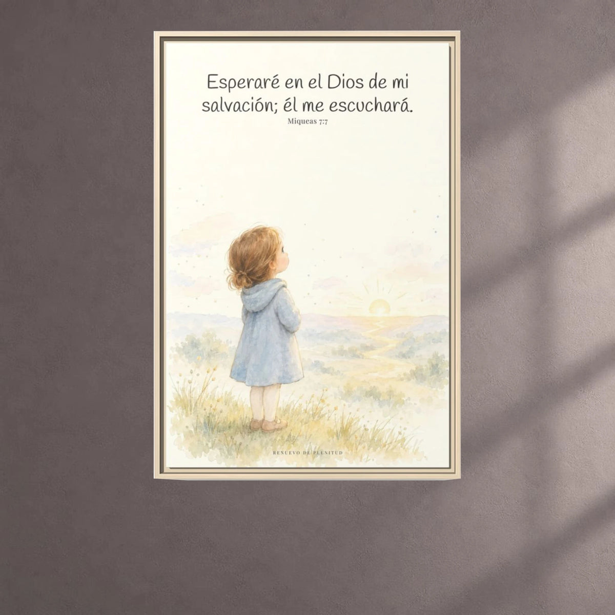 Esperaré en el Dios de mi salvación — Lienzo Cristiano Enmarcado | Miqueas 7:7 — 24×36 pulgadas, marco natural, vista frontal ambiental, escala física calibrada