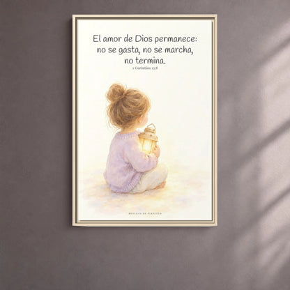 El amor de Dios permanece para siempre — Lienzo Cristiano Enmarcado | 1 Corintios 13:8 — 24×36 pulgadas, marco natural, vista frontal ambiental, escala física calibrada