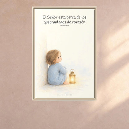 Jehová está cerca de los quebrantados de corazón — Lienzo Cristiano Enmarcado | Salmo 34:18 — 24×36 pulgadas, marco natural, vista frontal ambiental, escala física calibrada