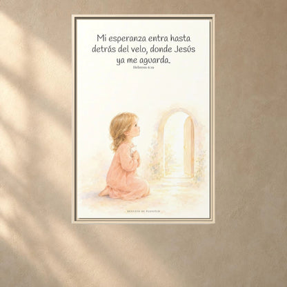 Mi esperanza entra hasta detrás del velo — Lienzo Cristiano Enmarcado | Hebreos 6:19 — 24×36 pulgadas, marco natural, vista frontal ambiental, escala física calibrada