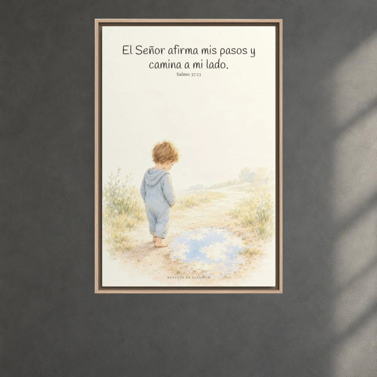 Dios camina a mi lado | Lienzo cristiano decorativo | Salmo 37:23 — 24×36 pulgadas, marco natural, vista frontal ambiental, escala física calibrada