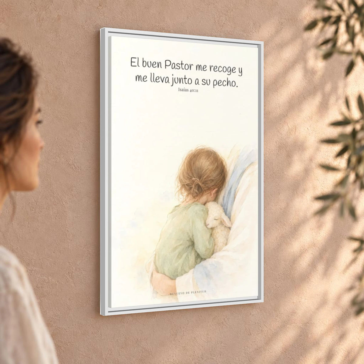 El buen Pastor me lleva junto a su corazón — Lienzo Cristiano Enmarcado | Isaías 40:11 — 24×36 pulgadas, marco blanco, vista angular ambiental del marco flotante, escala física calibrada