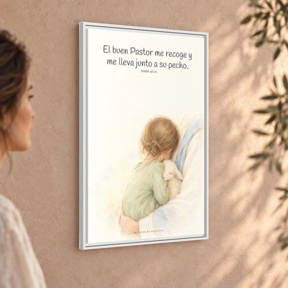 El buen Pastor me lleva junto a su corazón — Lienzo Cristiano Enmarcado | Isaías 40:11 — 24×36 pulgadas, marco blanco, vista angular ambiental del marco flotante, escala física calibrada