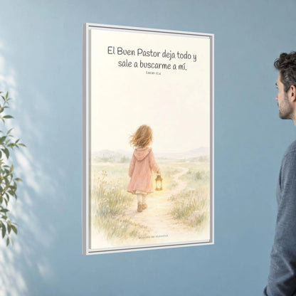 El Buen Pastor me busca a mí — Lienzo Cristiano Enmarcado | Lucas 15:4 — 24×36 pulgadas, marco blanco, vista angular ambiental del marco flotante, escala física calibrada
