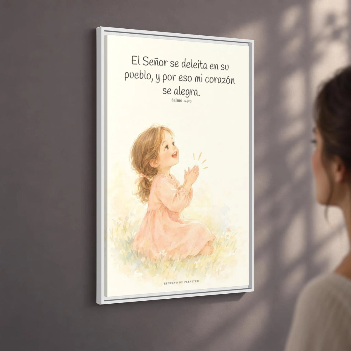 El Señor se deleita en su pueblo — Lienzo Cristiano Enmarcado | Salmo 149:3 — 24×36 pulgadas, marco blanco, vista angular ambiental del marco flotante, escala física calibrada