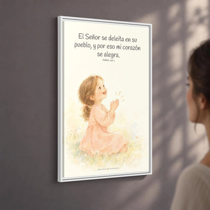 El Señor se deleita en su pueblo — Lienzo Cristiano Enmarcado | Salmo 149:3 — 24×36 pulgadas, marco blanco, vista angular ambiental del marco flotante, escala física calibrada