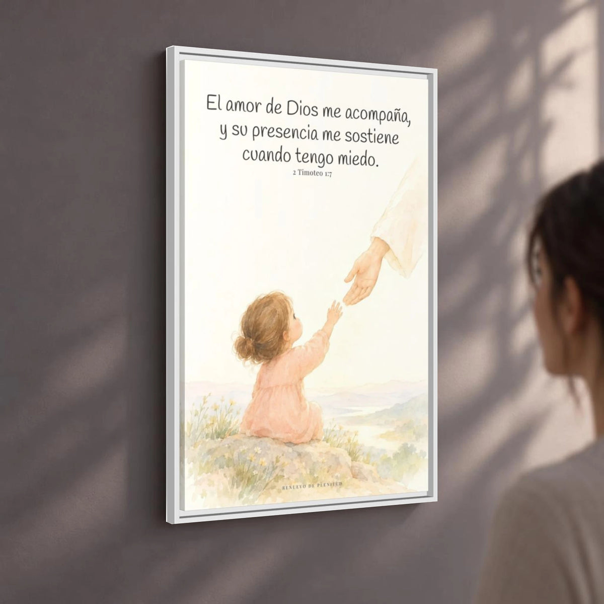 Dios está conmigo y no me suelta — Lienzo Cristiano Enmarcado | 2 Timoteo 1:7 — 24×36 pulgadas, marco blanco, vista angular ambiental del marco flotante, escala física calibrada