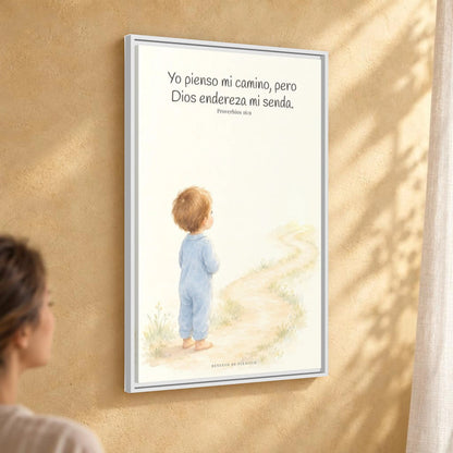 El corazón del hombre piensa, Dios endereza — Lienzo Cristiano Enmarcado | Proverbios 16:9 — 24×36 pulgadas, marco blanco, vista angular ambiental del marco flotante, escala física calibrada