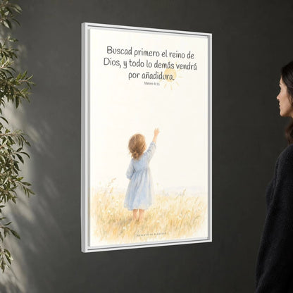 Buscad primero el reino de Dios — Lienzo Cristiano Enmarcado | Mateo 6:33 — 24×36 pulgadas, marco blanco, vista angular ambiental del marco flotante, escala física calibrada